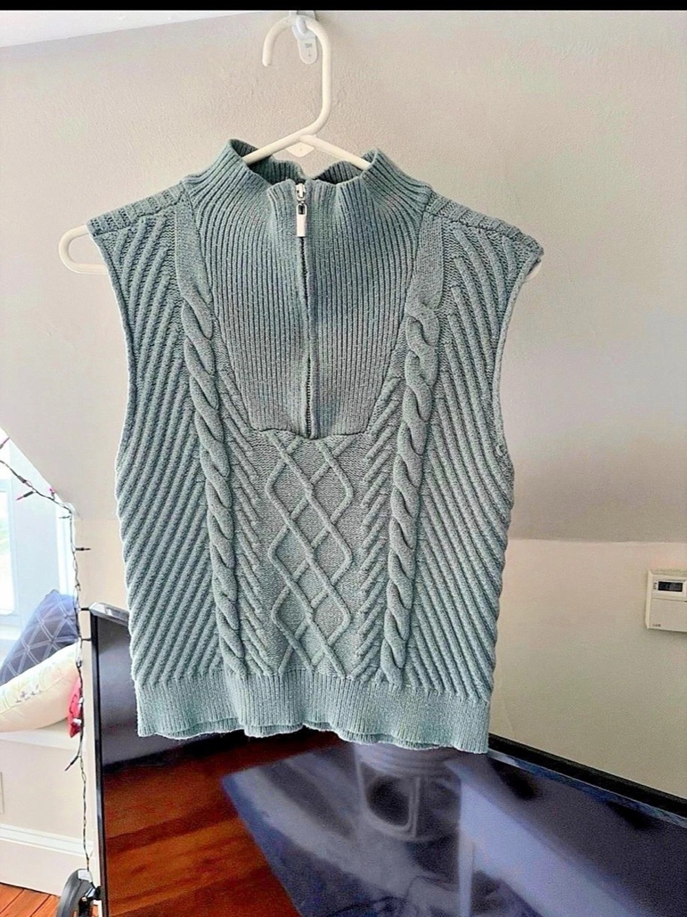Jessica Simpson Cable Knit Sleeveless Sweater in Green Size Large Like New